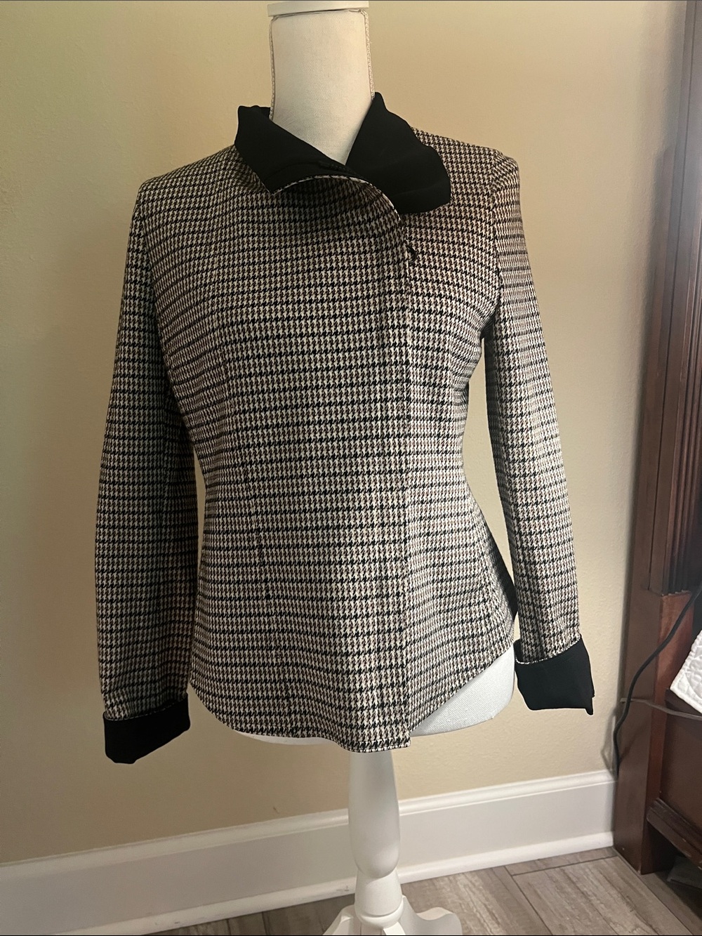 Akris Punto Black & White Houndstooth Blazer with Contrast Collar